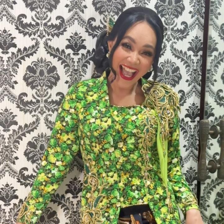 <p>Di laman media sosialnya, Dewi Gita mengunggah video ketika ia menari dengan memakai kebaya berwarna hijau terang. Kebayanya terlihat cantik dengan aksen selendang di bahu sebelah kirinya. (Foto: Instagram @dewigita01)</p>
