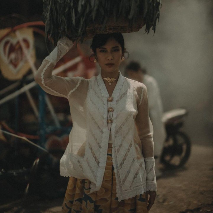 <p>Dian Sastrowardoyo membagikan hasil pemotretan dengan mengenakan outfit kebaya warna putih. Ia turut menuliskan ucapan di keterangan fotonya, "Selamat Hari Kebaya Nasional." (Foto: by @bramsky.bramsky from Instagram @therealdisastr)</p>