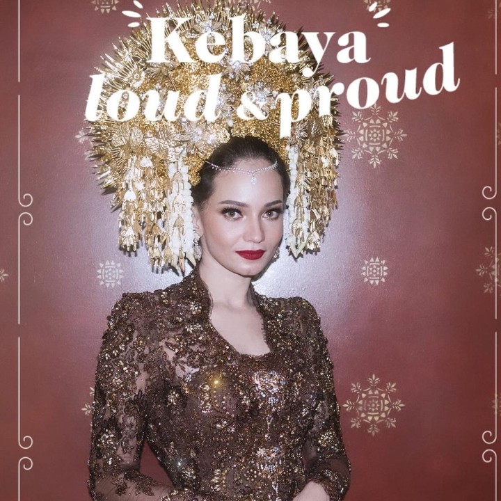 <p>Enzy Storia membagikan unggahan terbaru lewat IG Story. Ia menggunakan fitur template untuk memamerkan kebaya yang ia kenakan pada momen akad nikah tahun lalu. Sangat anggun ya, Bunda? (Foto: Instagram @enzystoria)</p>