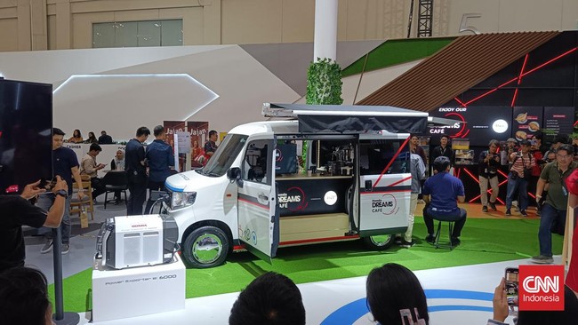 Modifikasi Honda N-Van EV bertema cafe itu dikenalkan di GIIAS 2024.