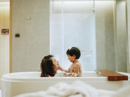 Sampai Kapan Orang Tua Boleh Mandi Bareng Anak? Ini Kata Psikolog