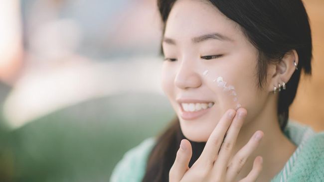 10 Sunscreen untuk Kulit Kering Terbaik agar Lembap dan Terlindungi