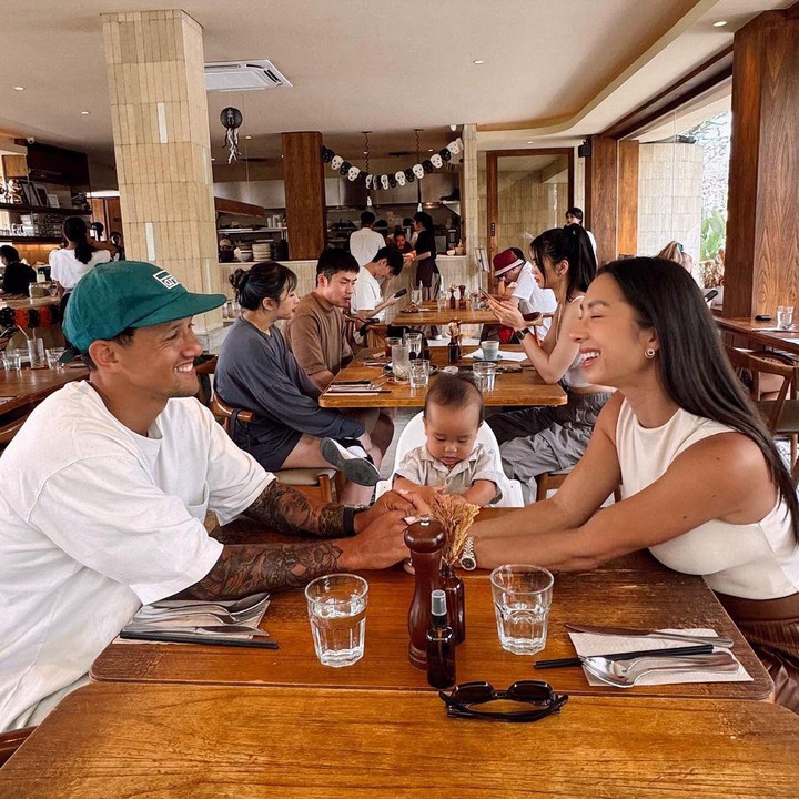 <p>Bahkan, Jennifer dan Irfan tak segan berpacaran sambil momong anak mereka. Keduanya tak merasa repot dan justru menikmati momen tersebut. "Baby Kiro third <em>wheeling.</em> Mama dan Papa pacaran duluuuu," tulisnya. (Foto: Instagram @jenniferbachdim)</p>