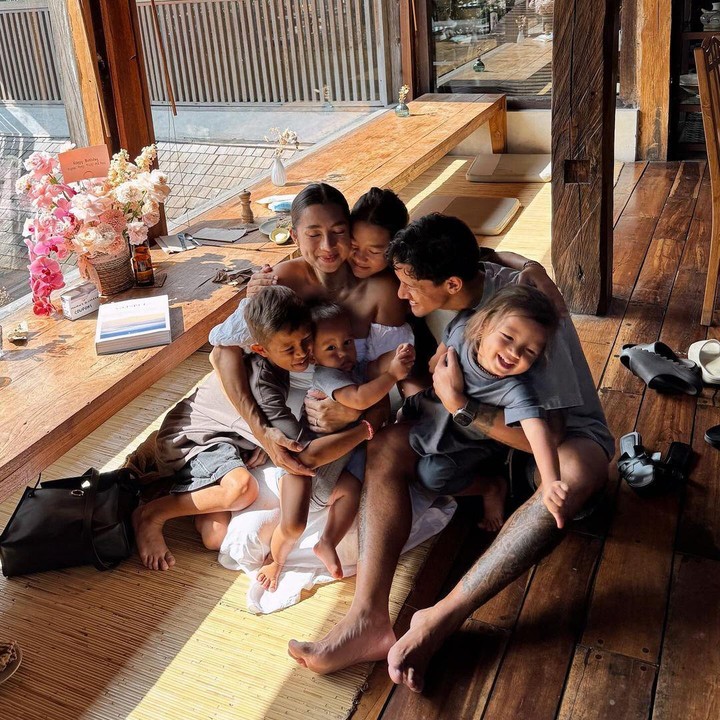 <p>Dari pernikahan mereka, Jennifer dan Irfan dikaruniai empat anak yang bernama Kiyomi, Kenji, Kiyoji, dan Kiro. Keduanya sangat kompak berbagi tugas mengasuh anak-anak. (Foto: Instagram @jenniferbachdim)</p>