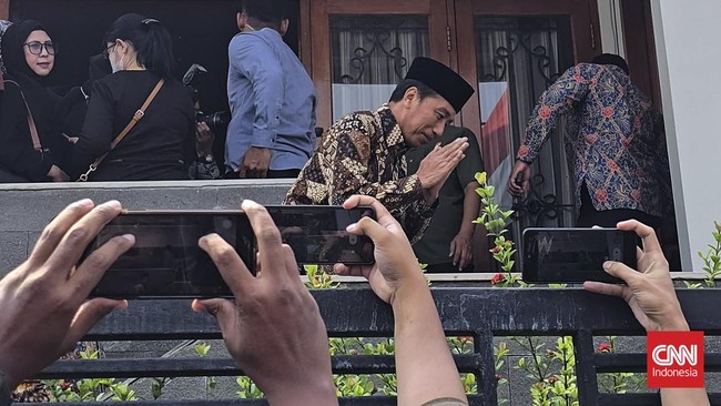 Presiden Joko Widodo ditemani wapres terpilh Gibran Rakabuming Raka tiba di rumah duka Wakil Presiden ke-9 Hamzah Haz.