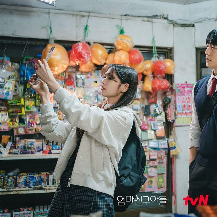 <p>Jung Hae In akan berperan sebagai Choi Seung Hyo, sedangkan Jung So Min mengambil peran sebagai Baek Seok Ryu. Mereka berteman sedari kecil hingga dewasa sebab kedua ibundanya merupakan teman yang tinggal bertetangga, Bunda. (Foto: Instagram @tvn_drama)</p>