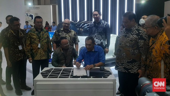 Jusuf Hamka membeli 100 mobil listrik Wuling, yaitu 50 unit Binguo EV dan 50 unit Cloud EV.