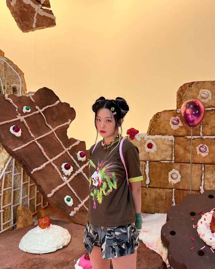 Kalau kamu lagi merasa playful, gaya rambut space buns ini cocok untukmu! Kamu bisa mengukuti hairstyle Seulgi Red Velvet yang satu ini dengan membagi rambutmu menjadi dua bagian kemudian mencepolnya di bagian atas kepala./ Foto: instagram.com/hi_sseulgi