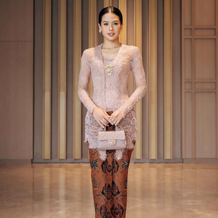 <p>Maudy Ayunda tampil cantik mengenakan kebaya rancangan desainer Asky Febrianti. Kebaya berwarna dusty pink itu dipadukan dengan clutch yang senada. Ia turut memberikan ucapan Hari Kebaya Nasional di unggahan terbarunya. "Selamat Hari Kebaya Nasional from me and my girls," tulisnya. (Foto: Instagram @maudyayunda)</p>