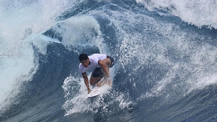 Indonesia's Rio Waida takes part in a surfing training session in Teahupo'o off the French Polynesian Island of Tahiti, Monday, July 22, 2024, ahead of the Paris Olympic Games. (Jerome Brouillet/Pool Photo via AP)