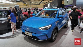 Dua Mobil Listrik MG 4 EV dan ZS EV Tembus TKDN 40 Persen