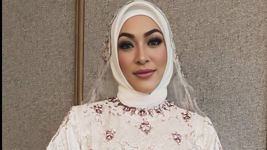 Momen Hangat Angelina Sondakh Saat Kulineran Bareng Keanu Massaid