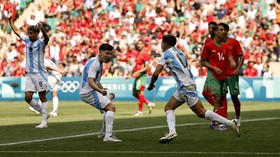 Argentina vs Maroko Ricuh: Fans Masuk Lapangan, Lempar Kembang Api