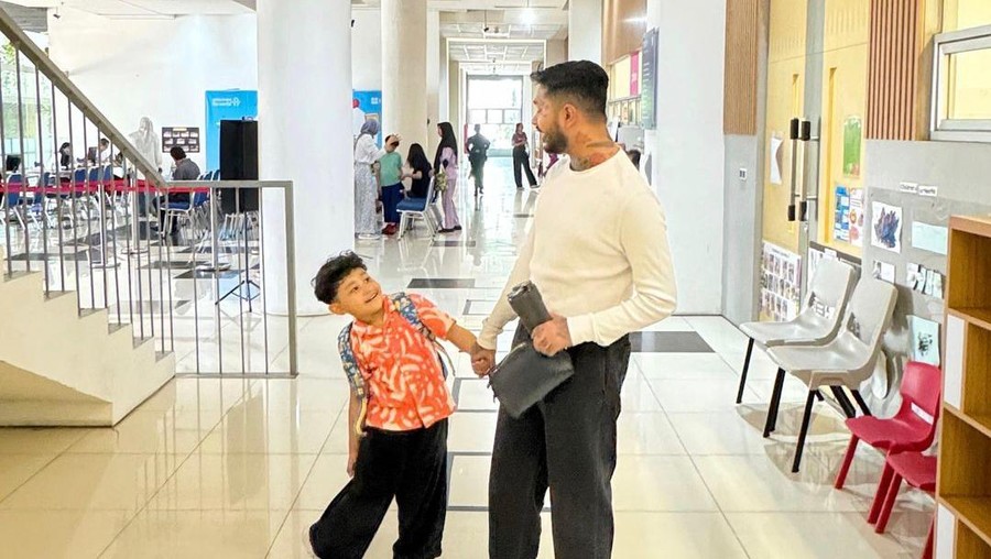Onad Antar Anak Sekolah