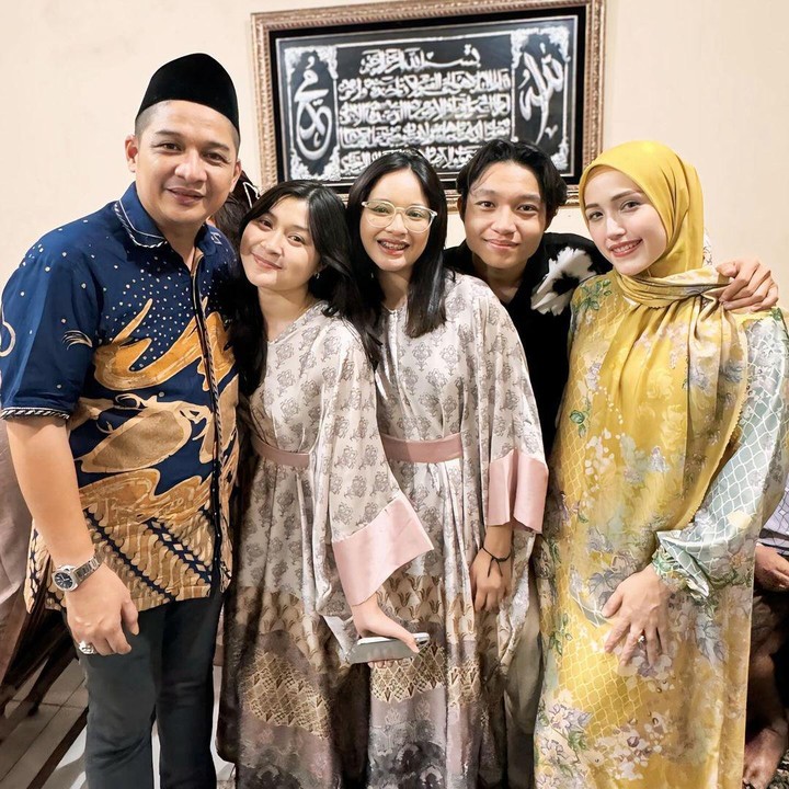 <p>Meski jarang tampil di layar kaca seperti anak laki-lakinya yang bernama Keisha Alvaro, momen kedekatan dengan ketiga anak perempuannya itu kerap dibagikan di akun Instagram pribadinya. (Foto: Instagram@pashaungu_vm)</p>