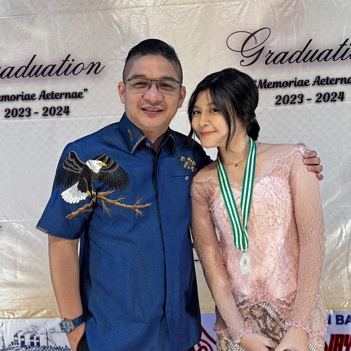 <p>Misalnya saja, pria 44 tahun ini hampir tak pernah melewatkan hari istimewa para putrinya. Seperti potret berikut ini saat mendampingi wisuda putrinya yang bernama Nasha. (Foto: Instagram@pashaungu_vm)</p>