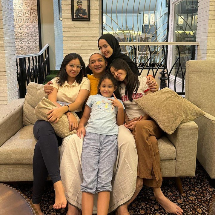 <p>Meski lahir dari Bunda yang berbeda, ketiga anak perempuan Pasha itu terlihat sangat akur. Bahkan, Nasha dan Shakiena juga dekat dengan Bunda sambungnya. (Foto: Instagram@pashaungu_vm)</p>