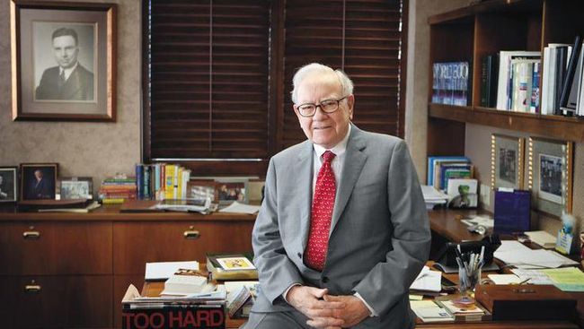 Warren Buffett kini berusia 95 tahun. Rupanya ia menganut gaya hidup yang terbilang tak biasa. Miliarder ini masih menikmati minuman cola.