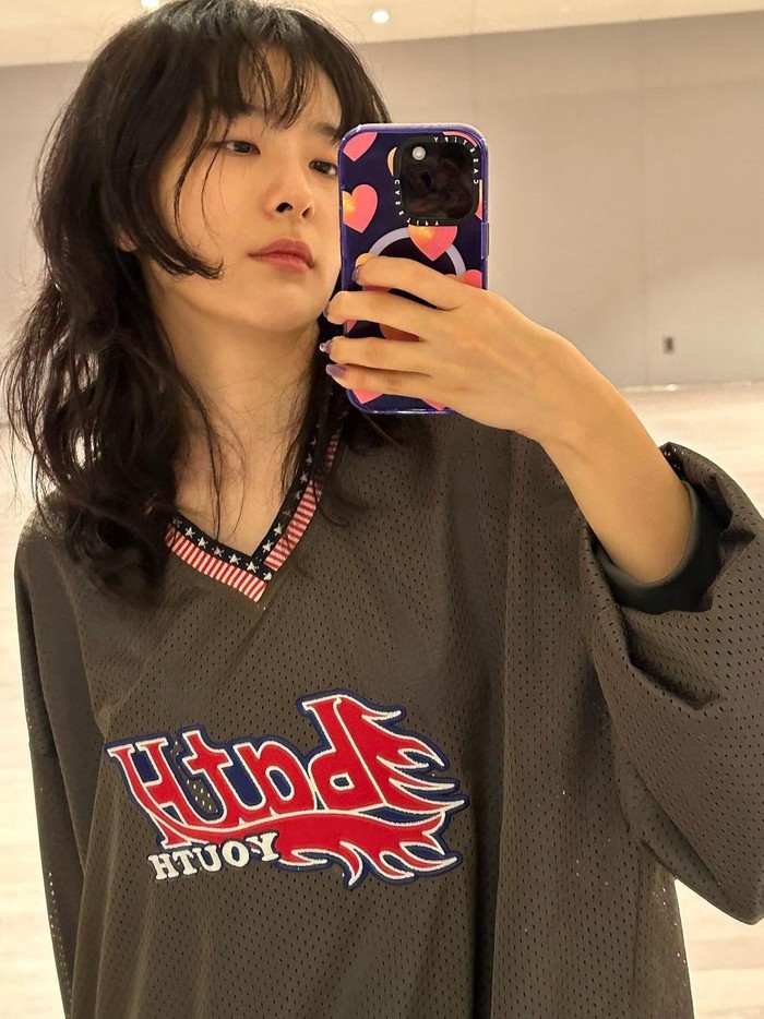 Personel Red Velvet ini langsung menjadi perbincangan hangat di media sosial usai tampil dengan gaya rambut wolf cut. Hairstyle ala idol K-Pop tersebut bahkan dijadikan inspirasi model potongan rambut oleh beberapa orang./ Foto: instagram.com/hi_sseulgi