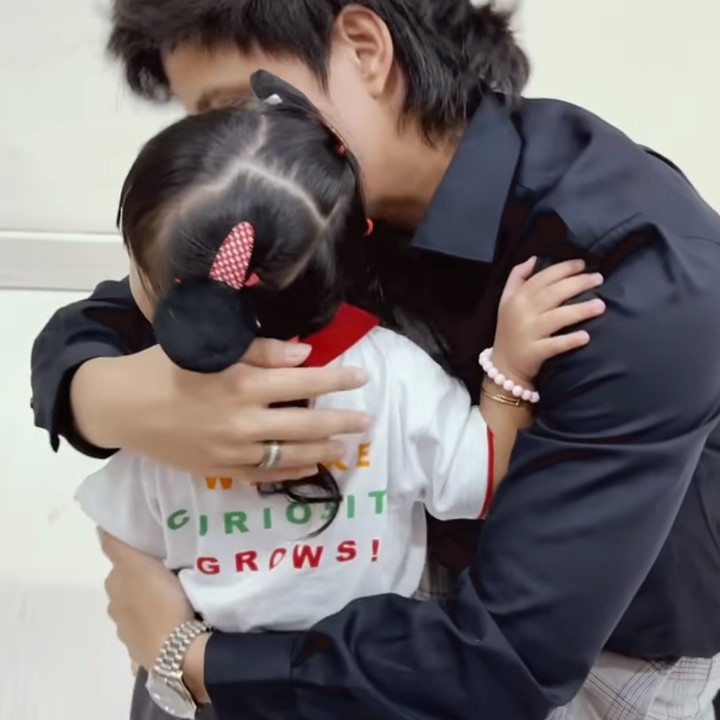 <p>"<em>MasyaAllah so sweet</em> banget Ayah dan anak. Kakak Naa gemas banget, anak pintar, salihah," ungkap seorang netizen dengan emotikon hati. "Foto ini akan menjadi kenangan indah untuk Ameena kelak," papar netizen yang lainnya. (Foto: Instagram: @attahalilintar)</p>