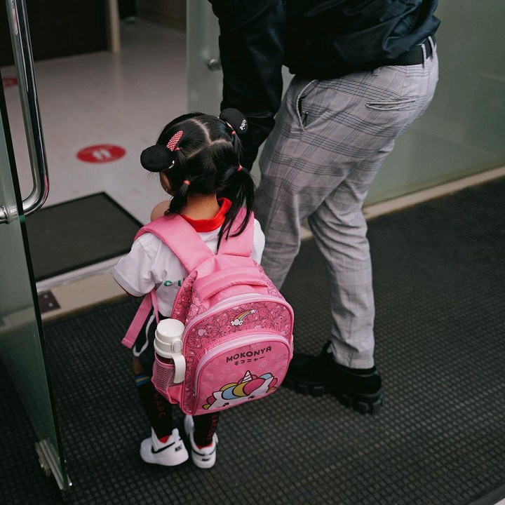 <p>"Ameena <em>goes to school</em>," tulis Atta dengan menyisipkan emotikon hati warna putih seraya mengunggah momen kebersamaannya bersama Ameena. (Foto: Instagram: @attahalilintar)</p>