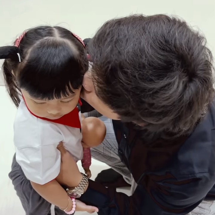 <p>Banyak netizen yang dibuat gemas dengan kedekatan Ameena dan sang Ayah nih, Bunda. Tidak sedikit yang menyebut bahwa momen Atta mengantar sang putri pergi sekolah ini sangat manis dan akan selalu dikenang oleh Ameena. (Foto: Instagram: @attahalilintar)</p>