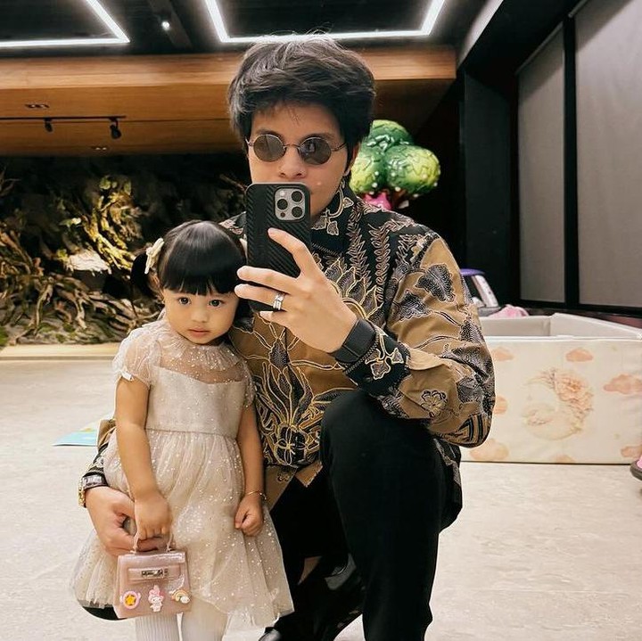 <p>Ameena Hanna Nur Atta merupakan putri pertama dari pasangan Atta Halilintar dan Aurel Hermansyah, Bunda. Sejak lahir, Ameena sudah menarik perhatian banyak netizen, lho. (Foto: Instagram: @attahalilintar)</p>