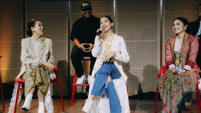 Hari ini perdana dirayakan Hari Kebaya Nasional. Kebaya sudah melalui perjalanan panjang dari masa ke masa. Apa kabarnya kini?