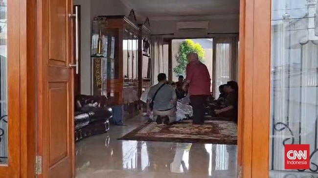 Pihak family mengatakan Hamzah Haz meninggal setelah terjatuh di rumah, bukan di RSPAD Gatot Subroto seperti berita nan beredar di media sosial.