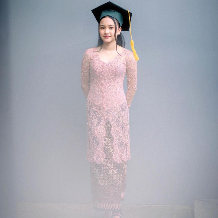 <p>Samara lahir pada tanggal 19 Oktober 2009. Remaja yang sebentar lagi berulang tahun ke-15 ini baru saja lulus SMP lho. Sang ayah mengunggah potret Samara yang mengenakan kebaya berwarna merah muda di acara kelulusan sekolahnya belum lama ini. (Foto: Instagram @masayuanastasia/ @lembuwiworojati)</p>