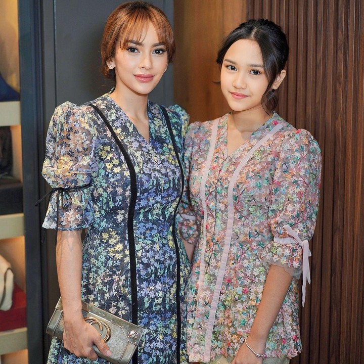 <p>Baru-baru ini, Masayu mengunggah potret kebersamaannya dengan sang putri di media sosial. Ibu dan anak ini terlihat kompak mengenakan baju dengan motif bunga. "Cantik semuanya," tulis seorang netizen di kolom komentar. (Foto: Instagram @masayuanastasia/ @lembuwiworojati)</p>