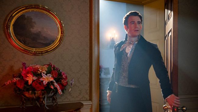 Kisah cinta Benedict (Luke Thompson) dan Lady in Silver yang bertemu di pesta topeng akan menjadi fokus cerita Bridgerton season 4.