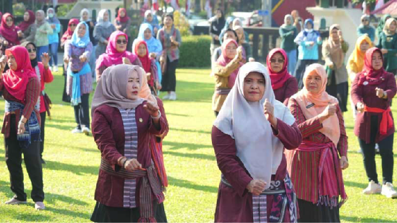 Dharma Wanita Persatuan (DWP) Kabupaten Klaten menggelar senam berkebaya lurik dan lomba rias wajah di komplek Pendapa Kabupaten Klaten, Jumat (19/7).