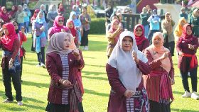 Meriahkan Hari Jadi Ke-220, DWP Klaten Gelar Senam Berkebaya Lurik