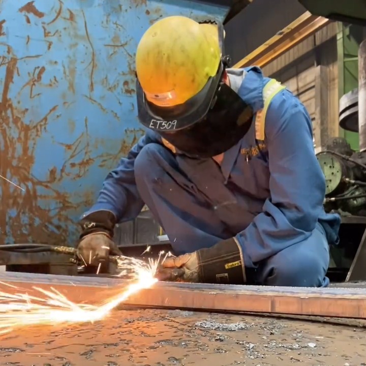 <p>Dalam video yang diunggah, aktor berusia 46 tahun itu tampil mengenakan seragam profesional. Ia juga tak lupa memakai <em>helmet</em> dan<em> face shield</em> untuk keamanan. (Foto: Instagram @tengku_firmansyah)</p>