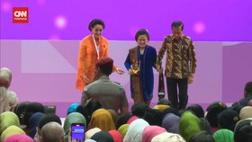 VIDEO: Jokowi Gandeng Mesra Iriana, Perempuan Se-Istora Senayan Heboh