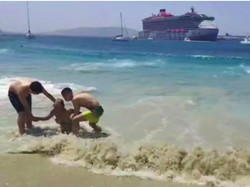 Turis Kelindes Kapal Pesiar Saat Sedang Berjemur