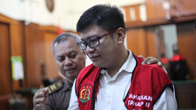 Hakim PN Surabaya menyatakan kematian Dini Sera Afriyanti (29) disebabkan oleh penyakit lain akibat meminum minuman beralkohol, bukan lantaran luka penganiayaan.