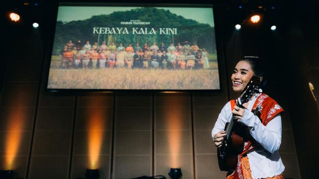 Buat seniman asal Solo, Jawa Tengah Woro Mustiko, kebaya lebih dari sekadar penutup badan. Kebaya bagai pusaka sekaligus sarana transformasi diri.