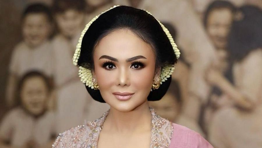 Yuni Shara pakai kebaya.