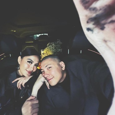 Profil Adam Rosyadi Pacar Berondong yang Bikin Hidup Agnez Mo Berasa Damai