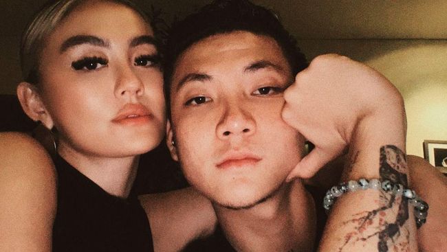 Agama Adam Rosyadi Pacar Berondong Agnez Mo yang Lebih Muda 13 Tahun