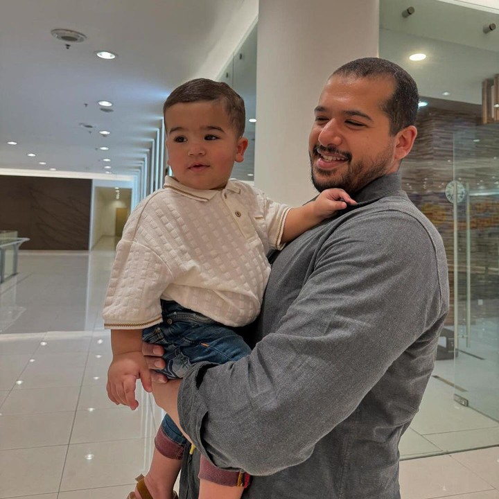 <p>"Ganteng syekaliii. Mirip sama Papahnya," ungkap seorang netizen dengan emotikon hati. "Baba Ahmad<em> full size & travel size</em>," papar netizen yang lainnya. (Foto: Instagram: @tasyafarasya)</p>