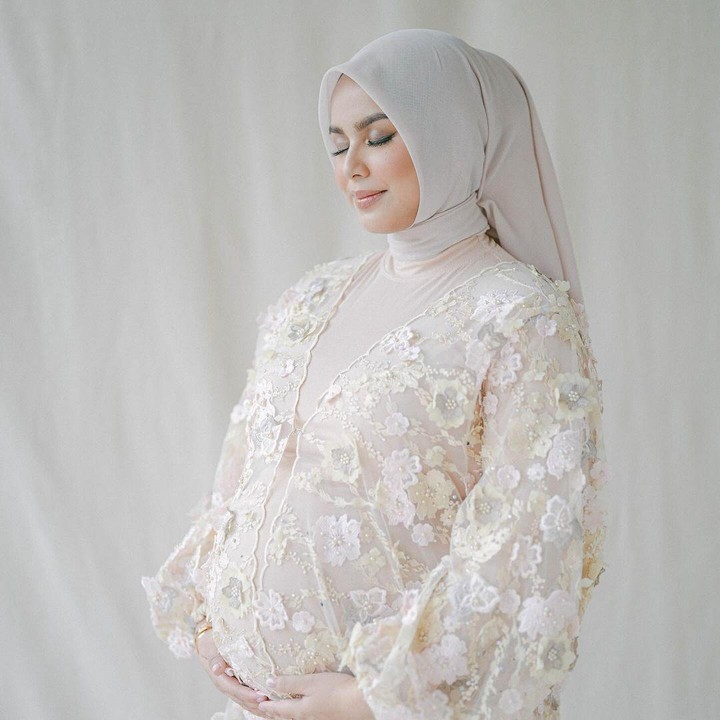 <p>Di <em>maternity shoot</em> ini, Dila tampil anggun mengenakan gaun berwarna putih yang senada dengan warna jilbabnya. Salah satu gaun yang digunakan Dila didesain dengan motif bunga. (Foto: Instagram @asrifaradila)</p>