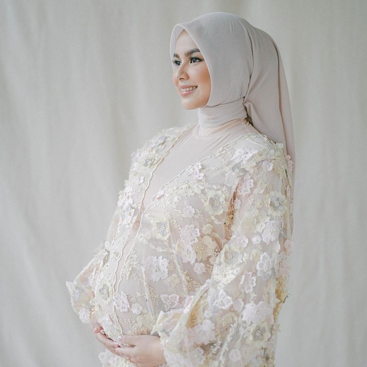 <p>Foto <em>maternity shoot</em> Dilla ini banjir pujian dari netizen lho. Banyak netizen memuji kecantikan Dila. "<em>MasyaAllah</em> cantik banget," tulis akun @pu***. "<em>Subhaanallah</em> cantik banget kak Dilla...," kata @mo***. (Foto: Instagram @asrifaradila)</p>