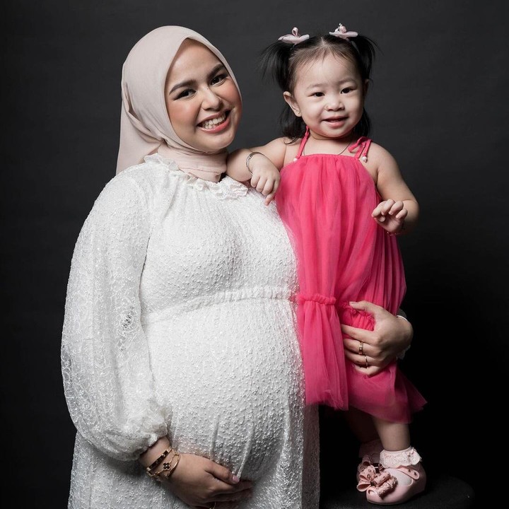 <p>Dalam <em>maternity shoot</em> ini, Dila juga mengabadikan momen bersama putri kecilnya Ashyeara Elshanum Nooralyn atau kerap dipanggil Ara. Berbeda dengan sang Bunda, Ara tampak menggemaskan mengenakan baju berwarna cerah saat <em>photoshoot</em>. (Foto: Instagram @asrifaradila)</p>