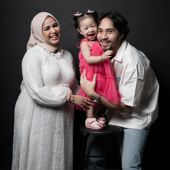 <p>Dila juga mengunggah fotonya bersama Ara dan sang suami. Ketiganya terlihat begitu bahagia karena sebentar lagi akan kehadiran bayi kecil di keluarga. Melalui unggahan ini, Dila menyisipkan doa untuk keluarga kecilnya. "<em>MasyaAllah Tabarakallah</em>, Lindungilah keluarga Megan & Dilla<em> Aamiin Allahuma Aamiin</em>," tulisnya. (Foto: Instagram @asrifaradila)</p>