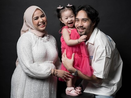 7 Potret Maternity Shoot Kehamilan Kedua Asri Faradila Istri Achmad Megantara