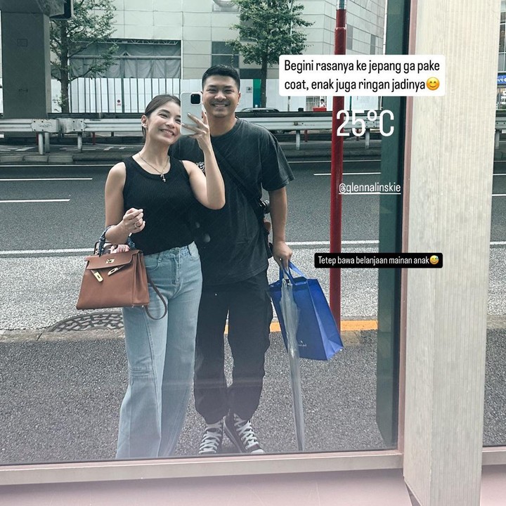 <p>Lewat media sosial, Chelsea membagikan keseruan mereka saat menikmati suhu musim panas 25 derajat celcius di Jepang. "Begini rasanya ke Jepang gak pakai <em>coat,</em> enak juga ringan jadinya," kata Chelsea. (Foto: Instagram @chelseaoliviaa)</p>