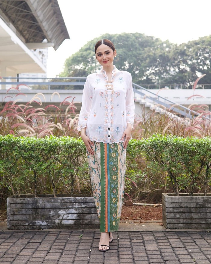 Dalam balutan kebaya encim putih yang elegan dan beraksen bordir, Syifa Hadju turut memeriahkan acara Hari Kebaya Nasional. (Syifa Hadju/Foto: instagram.com/syifahadju)